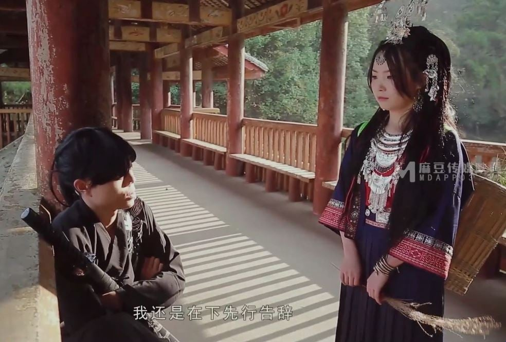 Ang dakilang kabalyero at ang kanyang nakababatang kapatid na babae ay mula sa nayon