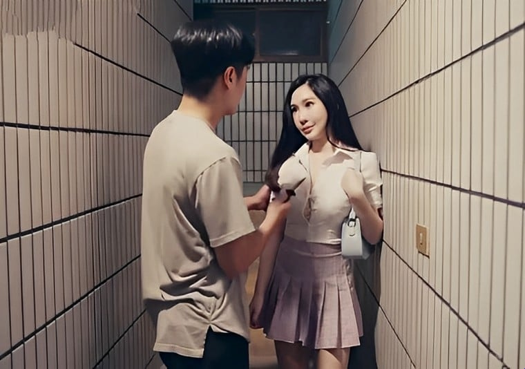 Perompak itu terserempak dengan seorang gadis playboy yang keletihan